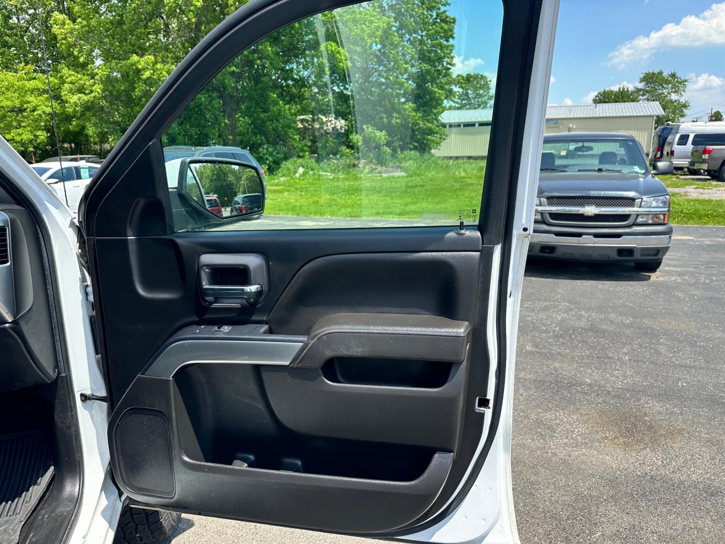 2017 White /Black Chevrolet Silverado 1500 LT (1GCVKREH5HZ) with an 4.3L V6 OHV 12V engine, 6-Speed Automatic transmission, located at 11115 Chardon Rd. , Chardon, OH, 44024, (440) 214-9705, 41.580246, -81.241943 - The 2017 Chevrolet Silverado 1500 LT Double Cab 4WD offers a harmonious fusion of rugged capability and modern convenience, powered by the robust 4.3-liter V6 engine. This engine, known for its reliability and efficiency, provides ample power for a variety of tasks, delivering 285 horsepower and 305 - Photo#42